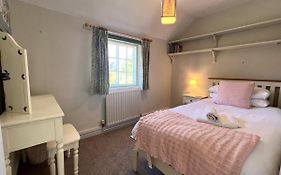 Charming 2 Bedroom Cottage With Parking